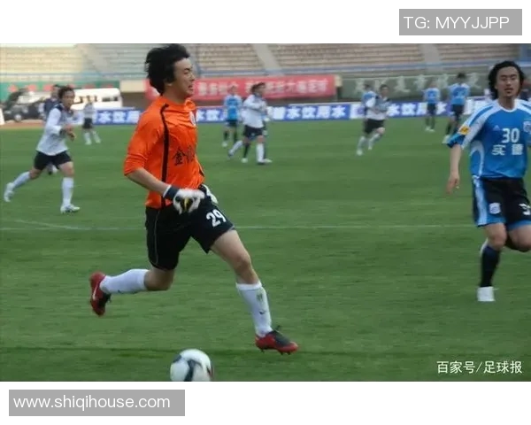 足球巨星的传奇与奋斗：从绿茵场到人生巅峰的成长之路