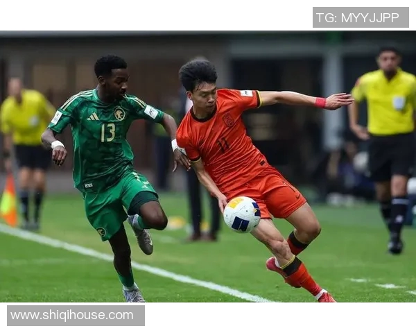 当两大足球巨星同场不同队却意外撞衫引发球迷热议